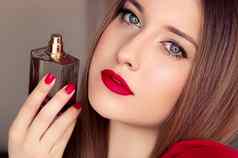 美产品香水化妆品脸肖像美丽的女人香水香味瓶花气味奢侈品化妆品魅力时尚