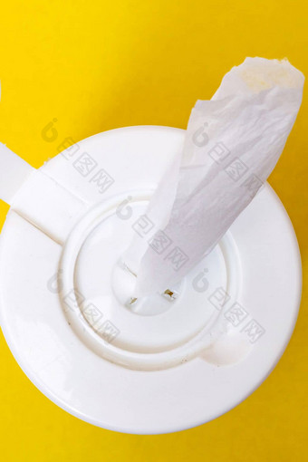 消毒液湿巾包装黄色的背景特写镜头