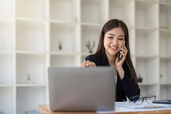 业务女人会说话的智能<strong>手机</strong>会计咨询计算税金融报告工作业务<strong>图文</strong>档报告