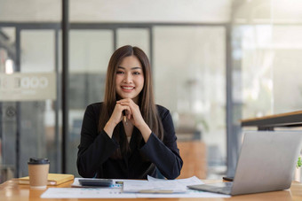 亚洲业务女人计算器移动PC数学金融办公室桌子上税报告会计统计数据分析研究概念