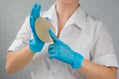 塑料外科医生显示乳房硅胶植入物