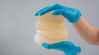 塑料外科医生持有乳房硅胶植入物