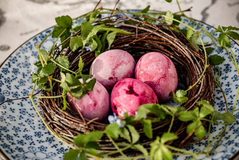 复活节彩色的粉红色的鸡蛋Diy花环桦木蓝色的板花