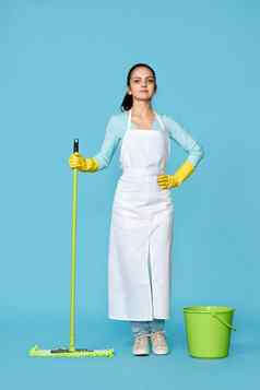女孩橡胶手套更清洁的围裙洗地板上拖把