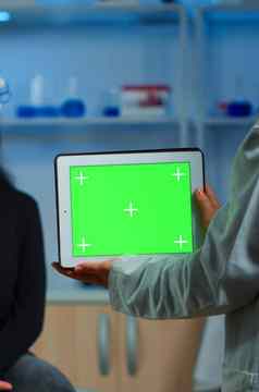 医生持有平板电脑绿色屏幕神经系统研究实验室