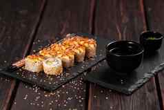 寿司卷烟熏鳗鱼鳄梨奶酪特写镜头传统的美味的新鲜的寿司卷集寿司菜单日本厨房餐厅亚洲食物