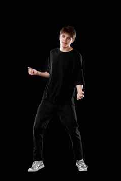年轻的男人。黑色的t恤牛仔裤跳舞