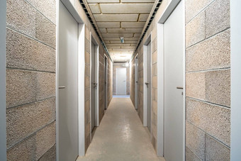 地下室空间公寓建筑走廊门