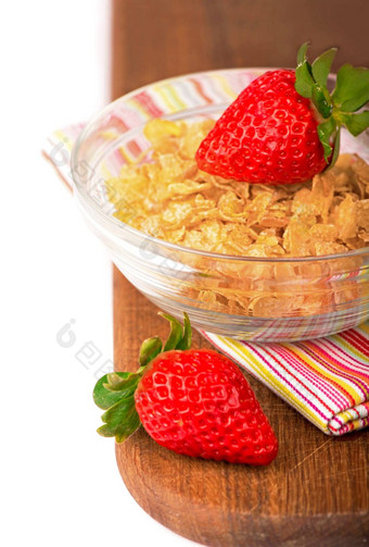 酸奶碗新鲜的切片草莓干玉米片传统的玉米片早餐概念健康的吃概念食物健康