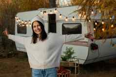 沉思的高加索人女人白色针织毛衣他休息房车温暖的秋天旅行露营者