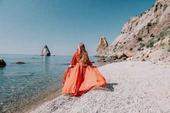 女人旅行海快乐旅游红色的衣服享受采取图片在户外记忆女人旅行者摆姿势岩石海湾包围火山山分享旅行冒险旅程