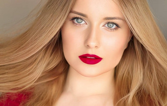 发型美头发护理美丽的女人长金发女郎健康的头发模型穿不光滑的红色的口红化妆魅力肖像头发沙龙头发的护理