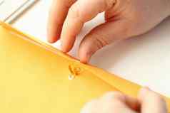 特写镜头业务人开放黄色的信封业务邮件
