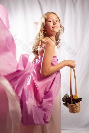 肖像可爱的<strong>孩子</strong>女孩摆姿势粉红色的美丽的衣服白色背景模型工作室<strong>温柔</strong>的魔法公主仙女塔莉照片拍摄白色背景