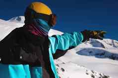 运动员指出手滑雪雪坡旅行者旅游指出手方向山冬天体育活动