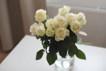 白色玫瑰花束舒适的首页室内花春天浪漫的背景生日约会爱概念