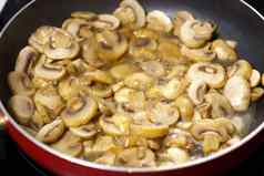 蘑菇炸煎锅过程烹饪食物概念