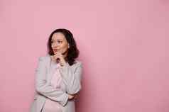 有吸引力的中年业务女人深思熟虑推理问题孤立的粉红色的颜色背景