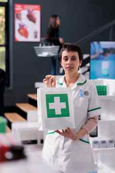 药剂师女人销售医生持有纸购物袋