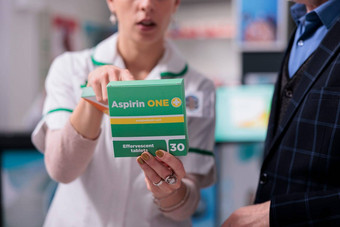 药店工人解释阿斯匹林一边影响药店客户端