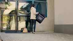 女航空公司把食物订单paperbag前面通过入口