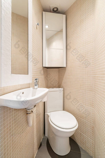 视图厕所。。。角落里紧凑的锥形浴室米色马赛克瓷砖镜子厕所。。。水槽墙内阁概念设计解决方案关闭空间