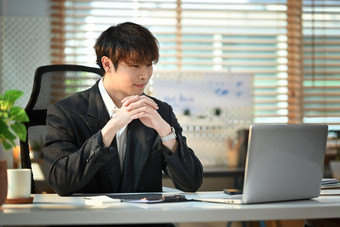 有吸引力的亚洲男人。企业首席执行官优雅的西装看在线演讲电脑屏幕工作站