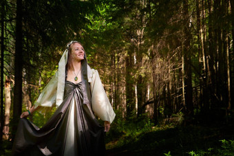 美丽的诱人的德律阿得斯异教徒精神森林肖像美丽的德律阿得斯仙女爱自然美丽的绿色夏天森林概念环境友好有爱心的自然