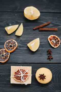 手工制作的肥皂酒吧柑橘类水果黑暗表格前视图一块手工制作的柠檬肥皂新鲜的柠檬