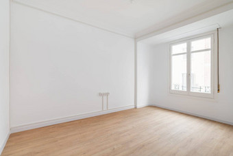 视图空白色明亮的房间窗口家具绘画改造木地板上地<strong>脚线</strong>概念美丽的简洁的室内鼓舞人心的的想法