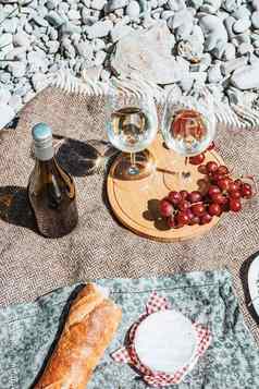 浪漫的乡村野餐海岸白色酒眼镜瓶魔杖质奶酪