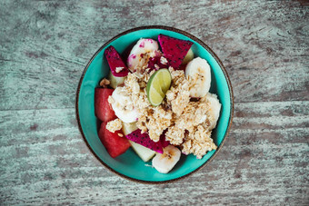 健康的碗燕麦切片水果香蕉龙水果石灰木瓜食物照片