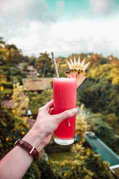 手玻璃西瓜汁丛林森林背景巴厘岛印尼