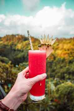 手玻璃西瓜汁丛林森林背景巴厘岛印尼