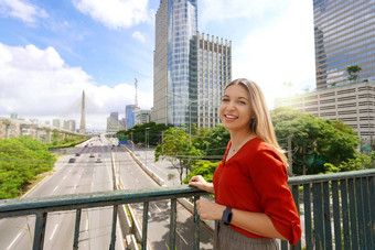 旅行为什么paulo巴西肖像美丽的微笑女孩为什么paulo城市景观蓬特斜拉桥桥背景为什么paulo巴西