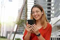 微笑业务女人眼镜红色的衬衫聊天电话户外