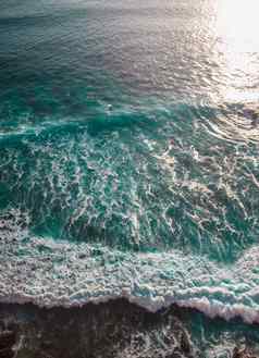 绿松石波白色泡沫海背景波海洋巴厘岛水纹理