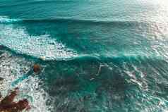 绿松石波白色泡沫海背景波海洋巴厘岛水纹理