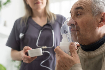 上了年纪的高级男人。护理护理穿氧气吸入器设备帮助呼吸呼吸氧气集中器可移植的