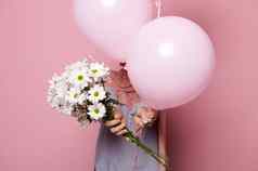 美丽的花束白色春天洋甘菊花群粉红色的柔和的氦气球孤立的背景