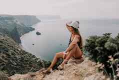 女人旅行海快乐旅游采取图片在户外记忆女人旅行者边缘悬崖海湾山分享旅行冒险旅程
