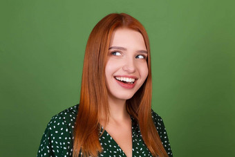 年轻的红色的头发女人绿色背景微笑笑好情绪积极的情绪