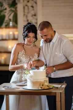 新婚夫妇幸福的减少味道婚礼蛋糕