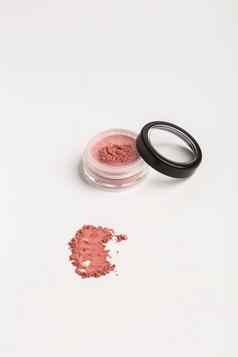 粉红色的脸红矿物粉脸颊化妆品产品孤立的白色背景
