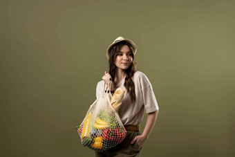 浪费概念女人持有棉花网购物者可重用的网购物袋<strong>蔬菜</strong>产品柔和的绿色背景生态友好的网购物者浪费塑料<strong>免</strong>费的概念