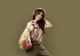 浪费概念年轻的布鲁内特女孩持有肩膀纺织生态袋食品杂货塑料免费的概念生态生活方式生态购物有意识的消费生态趋势