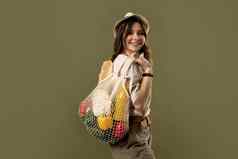 微笑年轻的女人光夏天衣服网生态袋完整的蔬菜绿色绿色工作室背景可持续发展的生活方式生态友好的概念浪费