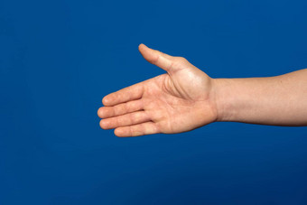 男人。伸展运动手握手孤立的<strong>蓝色</strong>的背景男人的手准备好了握手正式的问候手势<strong>介绍</strong>尊重