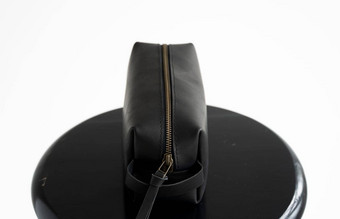 黑色的皮革经典犯罪化妆品袋金属黄金邮政编码黑色的椅子白色背景