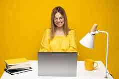 兴奋年轻的女人工作灰色移动PC电脑笔记本坐着表格灰色移动PC微笑业务女人学生收到了好新闻孤立的黄色的背景